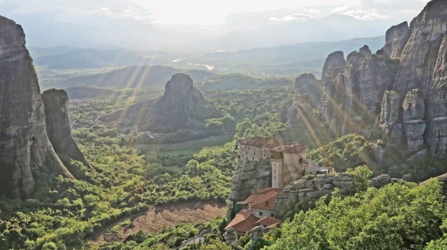 From Athens: Delphi and Meteora 2-Day Tour with Hotel - Thermopylae and Leonidas I: the closing chapter