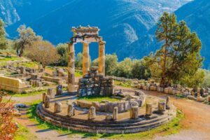 From Athens: Private Delphi and Thermopylae Guided Day Trip - From Athens to Thermopylae: photo stops, real geography, and the Leonidas moment