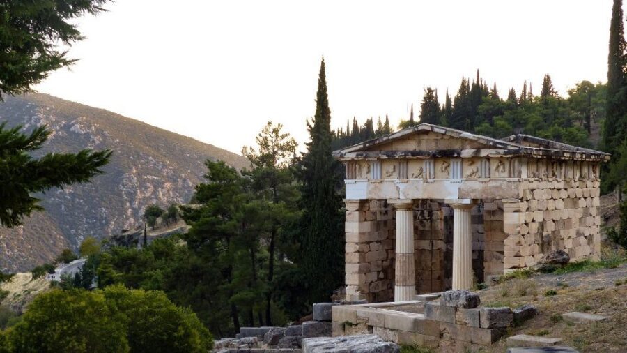 From Athens: Private Delphi and Thermopylae Guided Day Trip - Delphi Archaeological Site: Apollo’s grounds, treasuries, and the navel of Earth