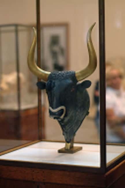 From Chania & Rethymno: Knossos Palace & Heraklion City Tour - Entering Knossos Palace with a licensed guide