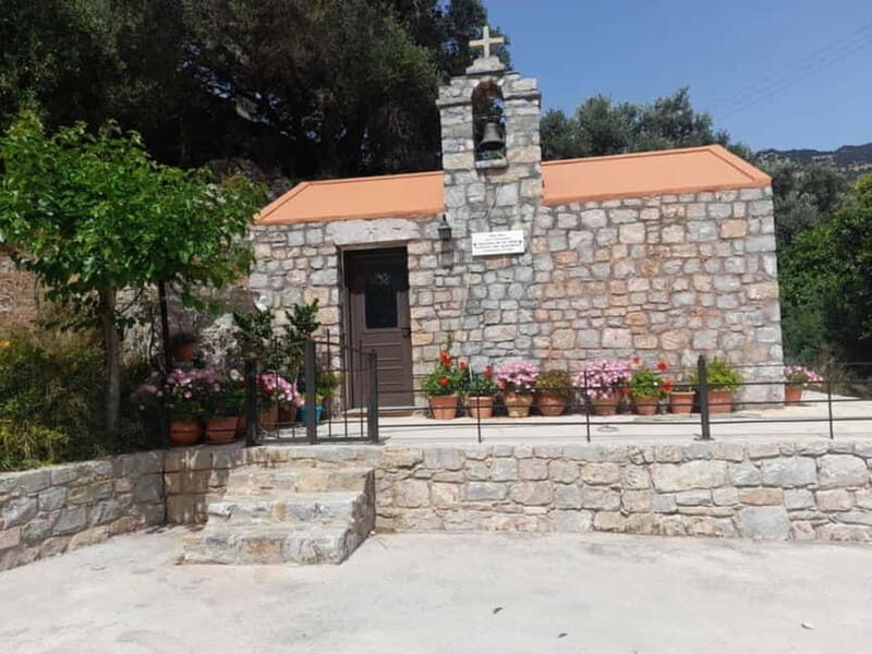 From Georgioupoli: Easy Hiking Day-Trip to Imbros Gorge - Guides, languages, and how the day feels in a group