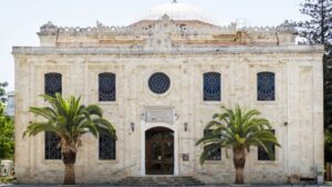 From Heraklion: Historical Center City Tour & Knossos Palace - Entering the Palace of Knossos with a live guide