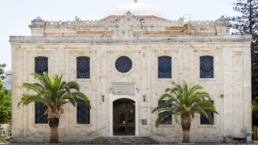 From Heraklion: Historical Center City Tour & Knossos Palace - Entering the Palace of Knossos with a live guide
