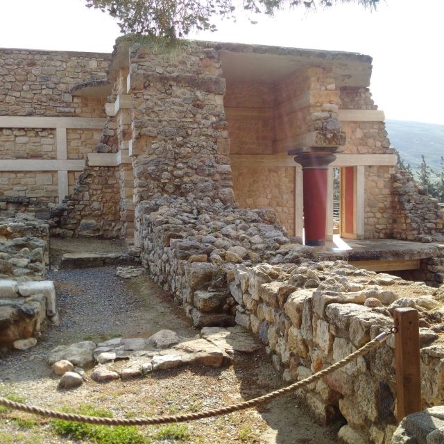 From Heraklion: Knossos Palace Entry Ticket and Private Tour - The throne room and Knossos’ famous design
