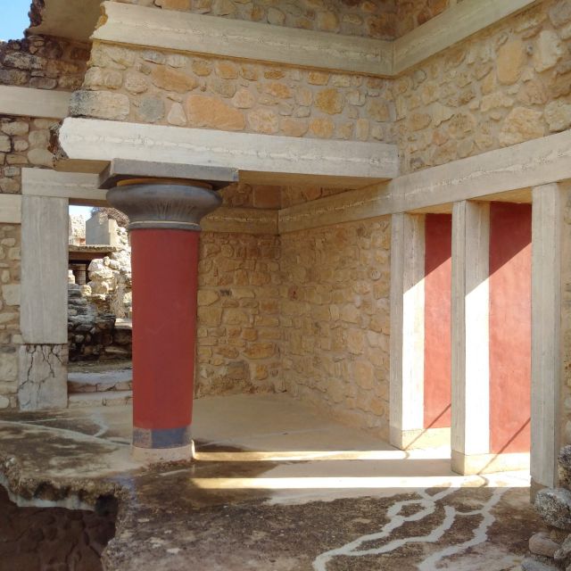 From Heraklion: Knossos Palace Entry Ticket and Private Tour - The value of a private tour