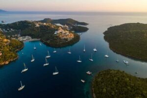 From Lefkimmi: Syvota, Blue Lagoon and Cave Sunset Cruise - Sivota Cave by boat: what the cave stop feels like
