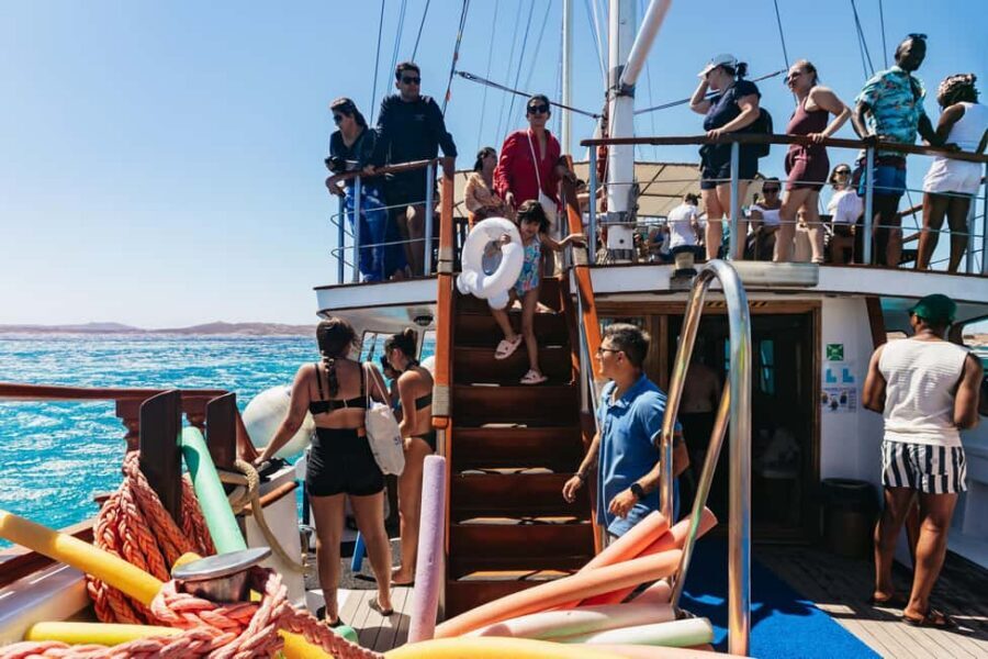 From Mykonos: Cruise to Delos and Rhenia with Lunch - Delos: sacred sanctuary, mosaics, and the houses of Dionysus and Cleopatra