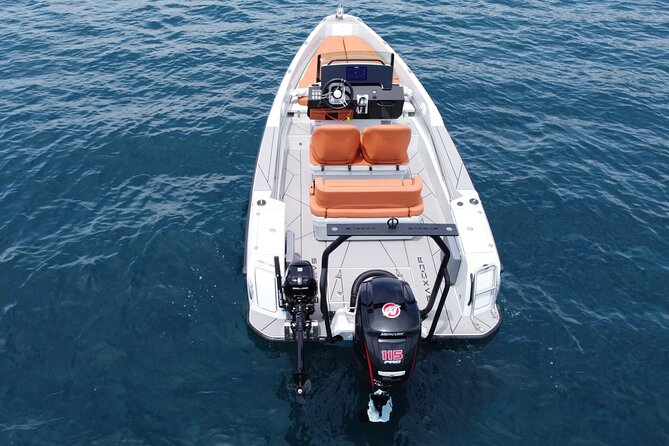 Full Day Rental in Santorini with Saxdor Luxury Boat - What the Saxdor boat is like on the water