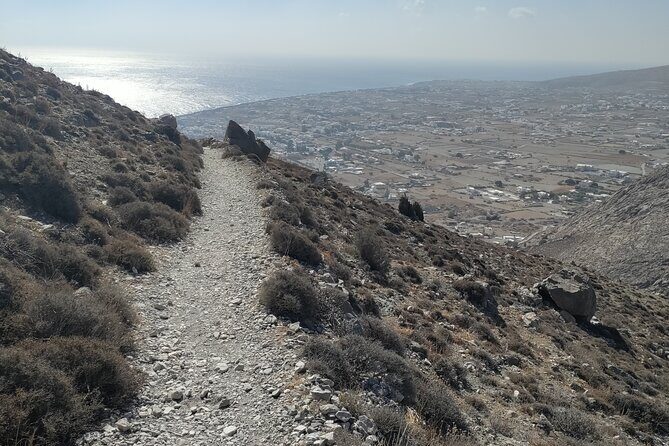 GreekAmerican guide Themistoklis to tour beautiful Santorini. - How the 6-hour route works: island highlights in a logical order