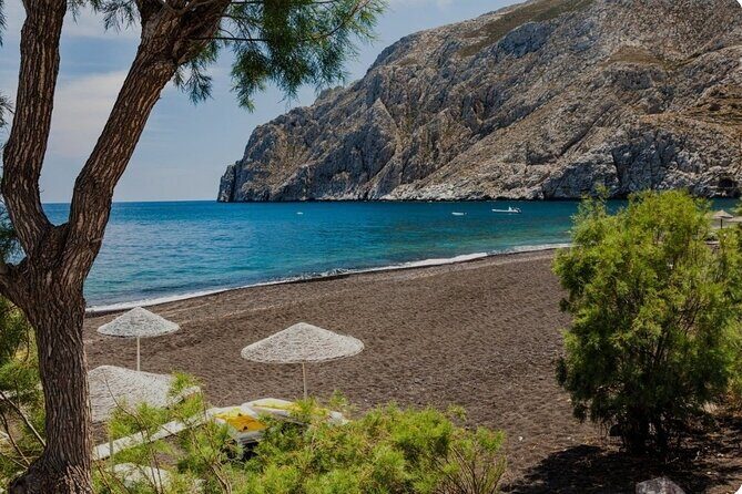 GreekAmerican guide Themistoklis to tour beautiful Santorini. - Lunch with a local touch: avoiding the random menu trap