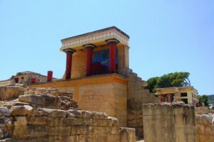 Guided Tour to Knossos Palace & Heraklion - Inside the palace: earpieces, pace, and your survival kit