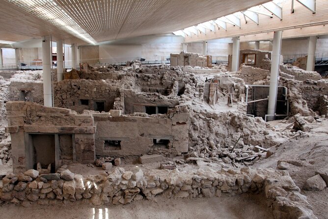 Guided Tour to the Akrotiri Archaeological Site in Santorini - What the guide adds to the visit