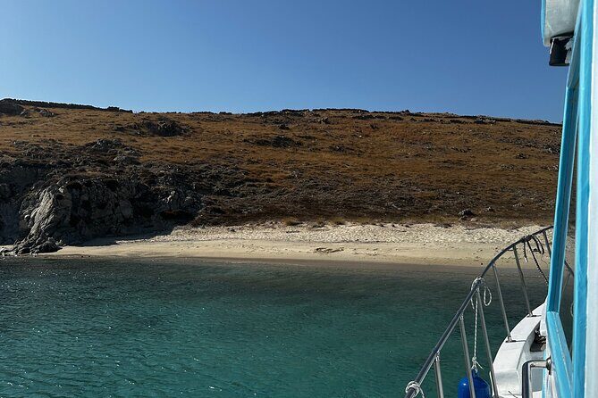 Half-Day Private Cruise with Kaiki around Mykonos - Platis Gialos: A Friendly Beach Lineup with Calm Water Views
