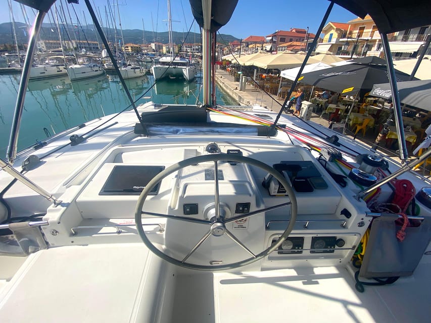 Heraklion: Catamaran Sailing to Dia island - Leaving Heraklion beside Koules Fortress