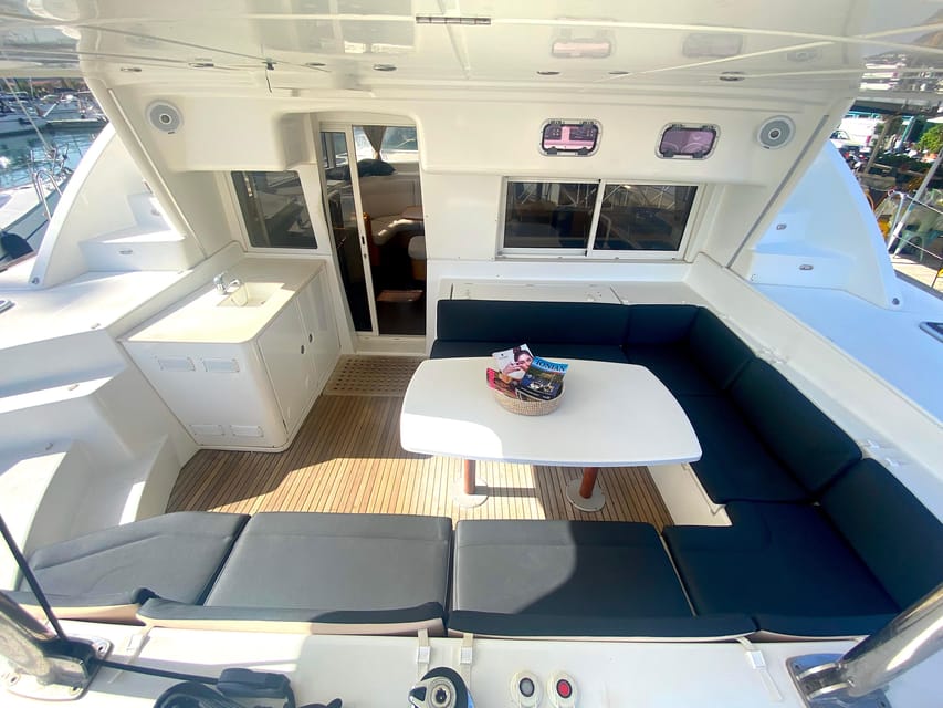 Heraklion: Catamaran Sailing to Dia island - The crew and the feel onboard