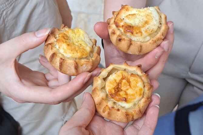Heraklion Family Treasure Hunt with Food Stop - Market smells, a fountain, and Cretan music