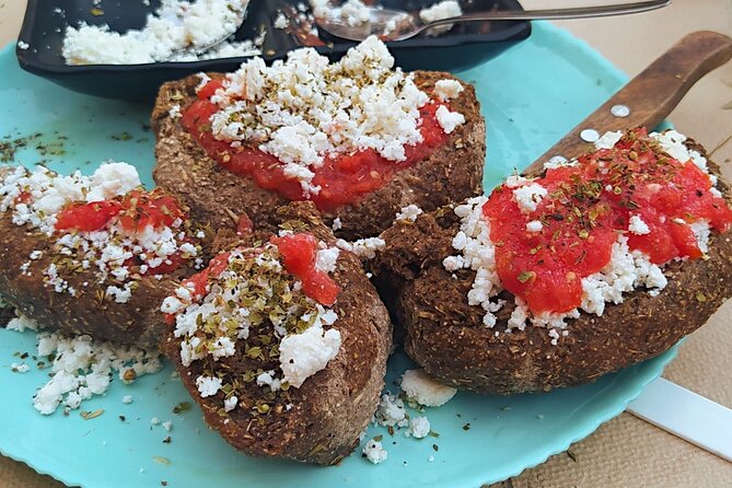 Heraklion Family Treasure Hunt with Food Stop - How the app and facilitator work together