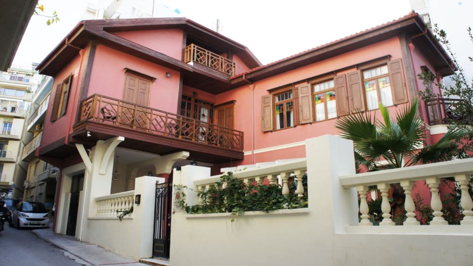 Heraklion: Family Zorba Treasure Hunt with Food Stop - Basilicas, fountains, and market streets