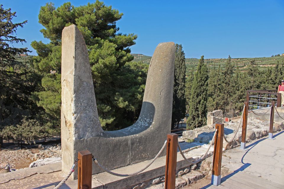 Heraklion, Knossos & Minoan Culture Show - Arriving at the palace of Knossos