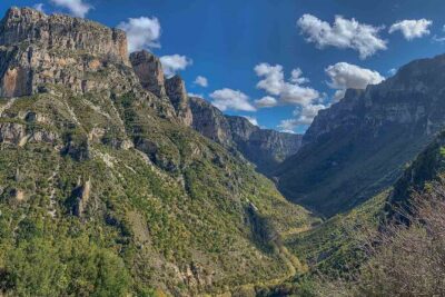 Hiking in Vikos Gorge - Walking into the canyon