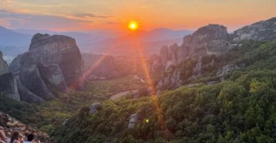 Kalabaka or Kastraki: Meteora Sunset Tour - The minibus and small-group setup