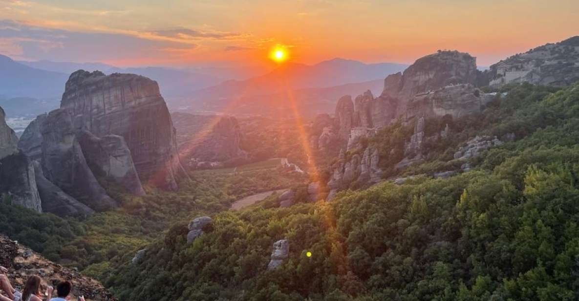 Kalabaka or Kastraki: Meteora Sunset Tour - The minibus and small-group setup