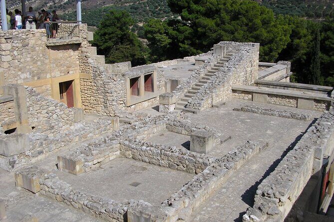 Knossos & Archaeological Museum Shared Guided Tour from Chania - Knossos Archaeological Site: the palace myths, with context