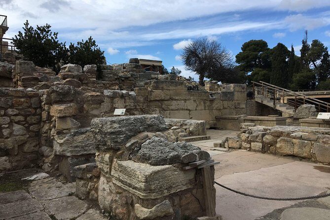 Knossos Palace Exclusive Tour (small group) - Does the museum ticket come along too?