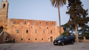 Knossos Palace & Heraklion Full-Day Tour from Chania Area - Knossos Palace: Minoan power, myths, and practical ruins-watching