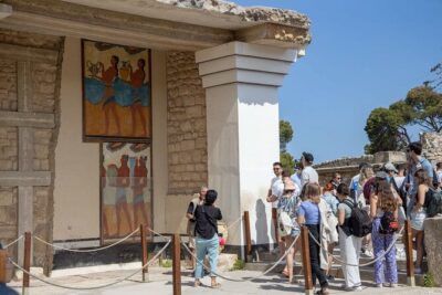 Knossos Palace Self-Guided Treasure Hunt & Tour - Following the clues through the palace