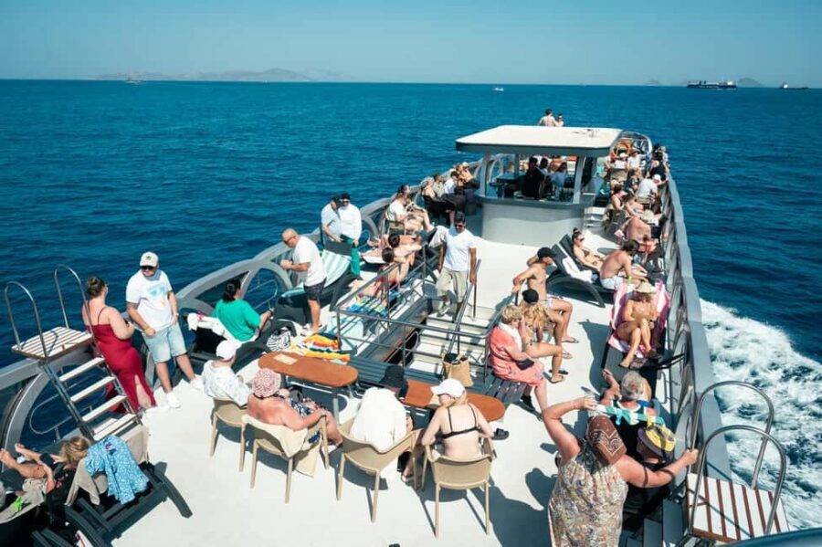 Kos Pearl 3 Island: Lounge in Luxury on the Aegean Waves - Crew energy, DJ music, and the Greek party dance moment