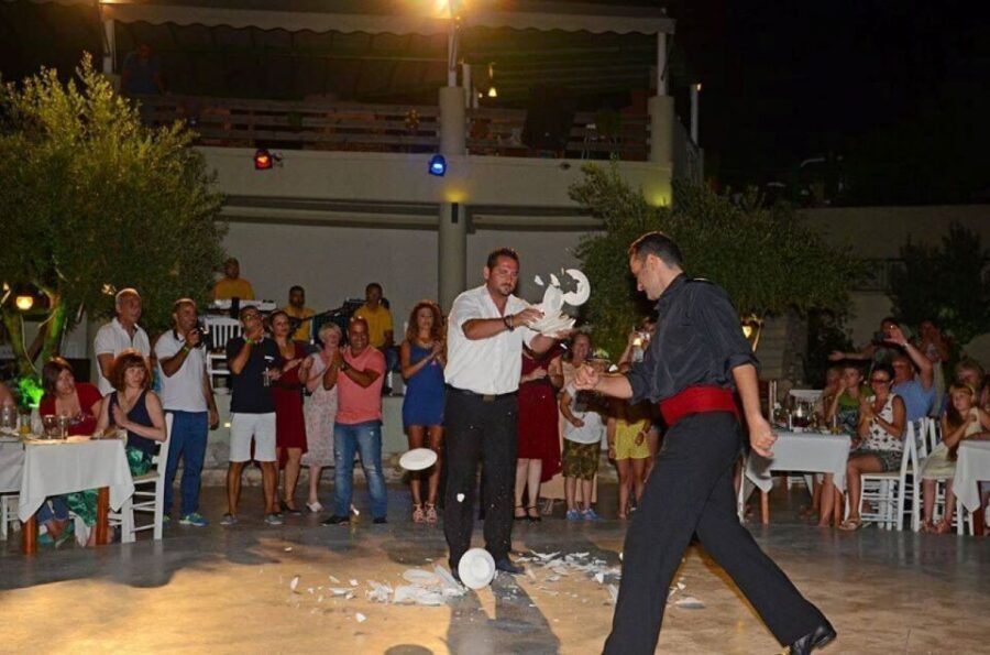 Kos: Tavern Dinner Experience with Greek Dancing and Wine - The live Greek music and professional dance show