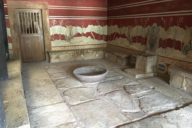 Labyrinth of Knossos Skip-the-Line Ticket with Tour Guide - Knossos makes more sense with a guide