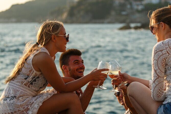 Luxury Catamaran Cruise, Dia Island –Open Bar & Lunch -Top Rated! - Lunch at Sea: Choose Your Main, Then Eat Like You Mean It