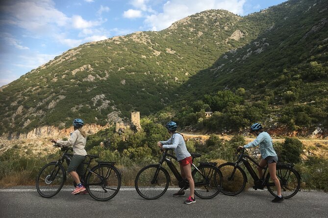 Mani Road e-Bike Tour - E-bikes that make the uphill sections manageable