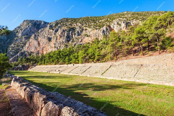 Mercedes Private Tour to Delphi and Arachova - Arachova: a real mountain village stop for browsing and snacks-to-lunch energy