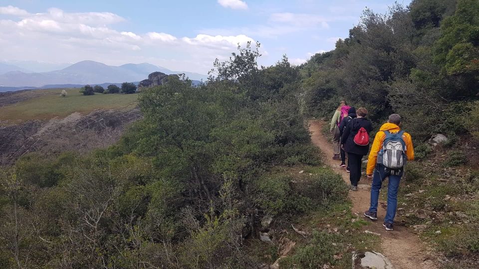 Meteora: Easy Hiking Adventure - From Kalambaka to the Kastraki trailhead