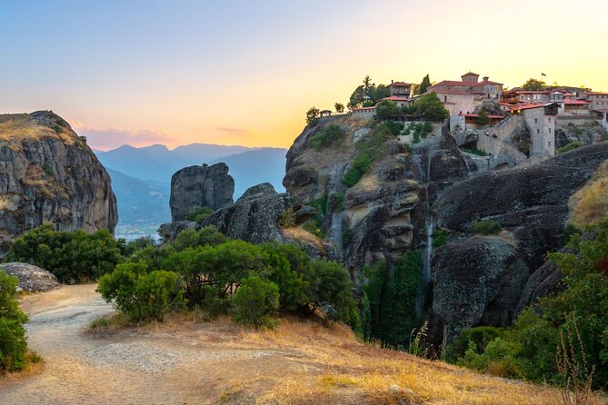 Meteora: Hiking Tour with Local Guide and Monastery Visit - Photo stops with room to look around