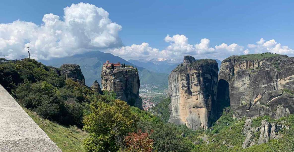 Midday Tour in Meteora from Kalabaka's trainstation - Meeting the minibus at Kalabaka station