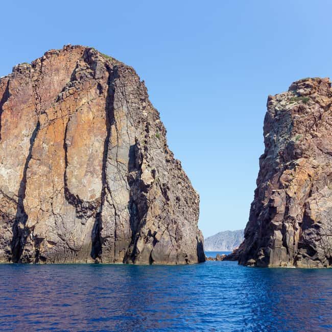 Milos: Kleftiko Semi Private Sailing Cruise with Lunch - Who this cruise suits best