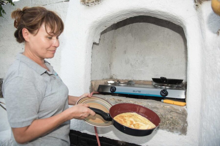 Mykonos: Barbecue at a Mykonian Farm - The barbecue lesson: learning the grilling rhythm with the grill master