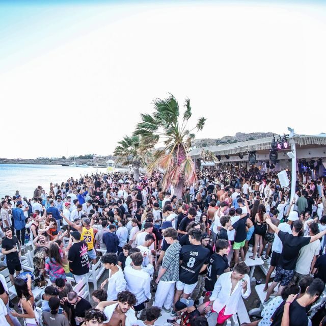 Mykonos: Best Beach Clubs Crawl Day Party - A Party Map for Mykonos Beach Clubs in 4.5 Hours
