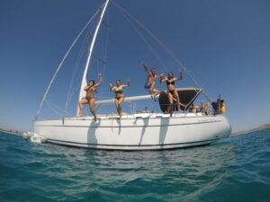 Mykonos: Delos & Rhenia Boat Cruise with Lunch & Transfer - Delos: Apollo and Artemis in about 75 minutes