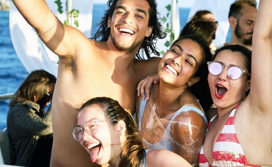 Mykonos: Sunset Boat Party with Open Bar & Live DJ - Meeting a Global Crowd Without Trying Too Hard