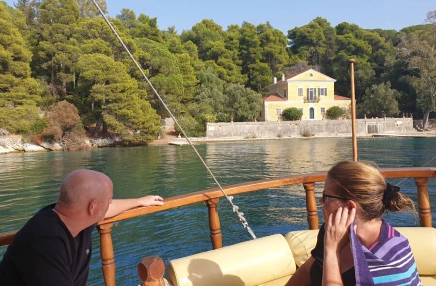 Nydri: Island-hopping Boat Cruise with Lunch and Drinks - A 7-hour Lefkada and Meganisi loop from Nidri