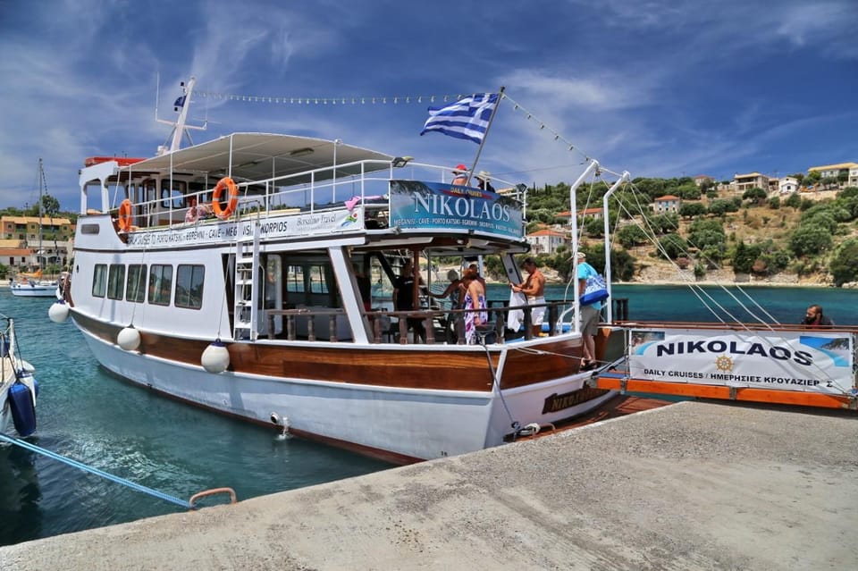 NYDRI: LEFKADA Cruise - Nydri - Meganisi - Kastos - Kalamos - Kastos village gives the day a human scale
