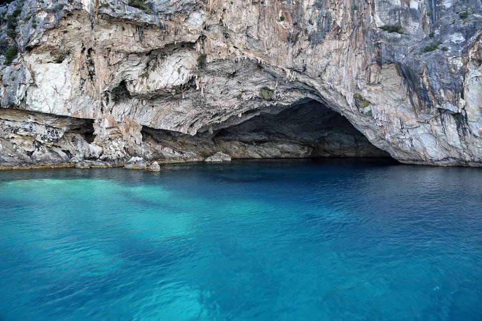 NYDRI: LEFKADA Cruise - Nydri - Meganisi - Kastos - Kalamos - Limni on Kastos is the longest beach stop