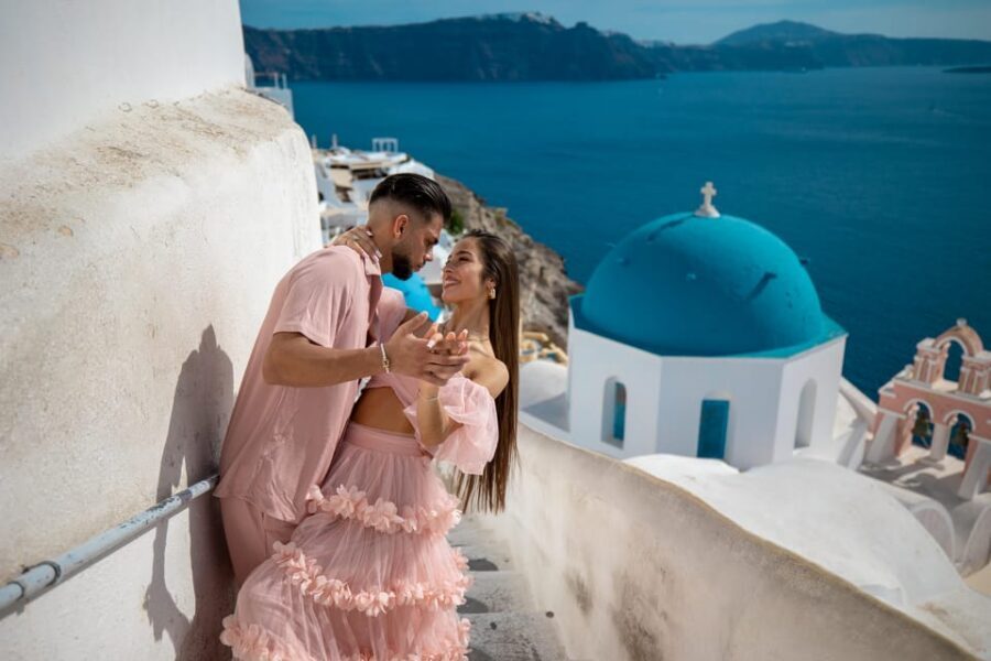 Oia: Couple photoshoot with 30 edited Photos - Key things that make this Oia photoshoot work