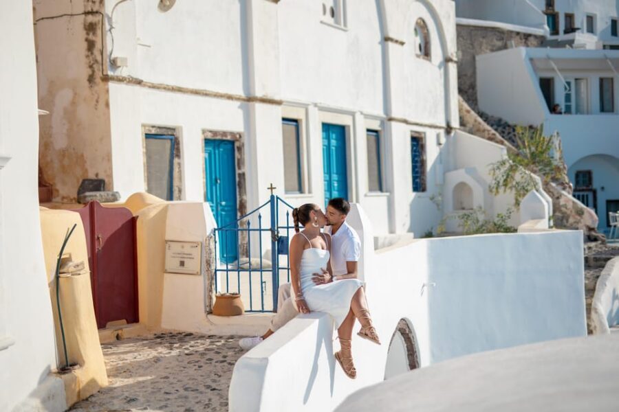 Oia: Couple photoshoot with 30 edited Photos - Getting 30–60 edited photos: what you’re really paying for