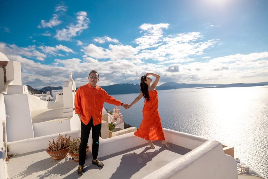 Oia: Couple photoshoot with 30 edited Photos - Time of day, sun, and how to plan your outfits